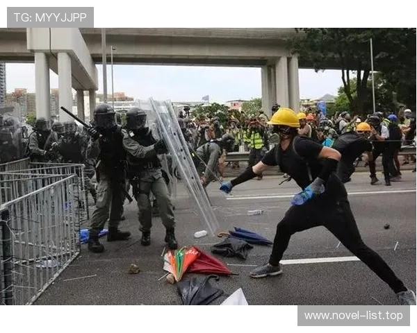 埃因霍温夺冠庆典发生骚乱 22人因投掷烟花袭警被捕